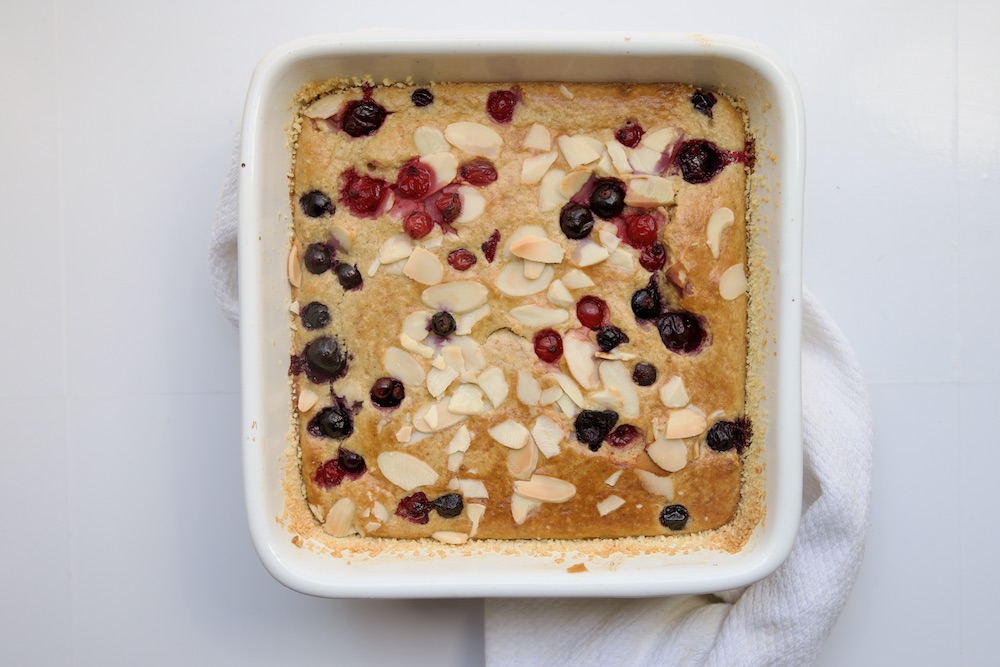 avena cotta al forno con frutti di bosco e mandorle