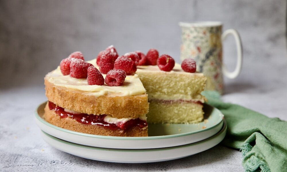 victoria sponge, torta a strati con lamponi e panna