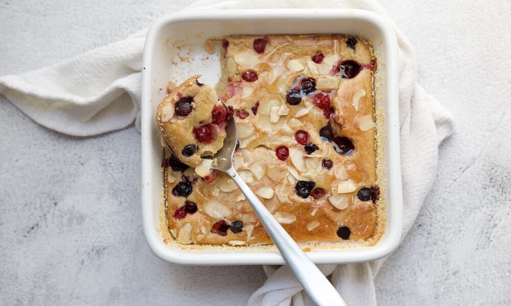 avena cotta al forno, avena al forno con frutti di bosco e mandorle