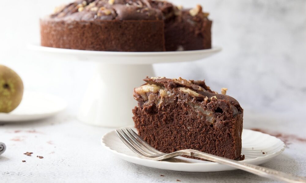 Torta soffice al cioccolato con pere e noci