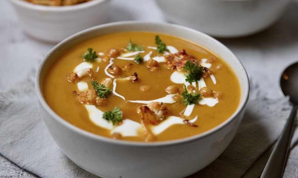 Zuppa di zucca con cavolfiore e ceci piccanti speziati