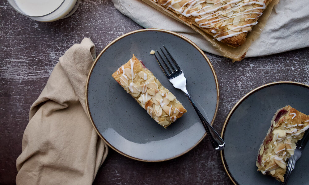 fetta di crostata con mandorle e marmellata