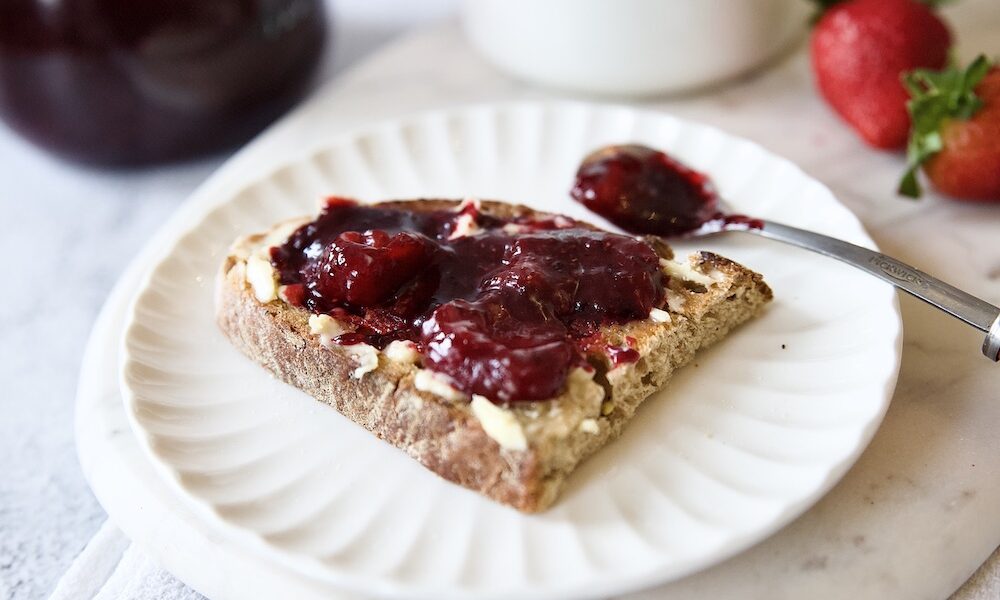 Confettura di fragole in toast strawberry jam and butter