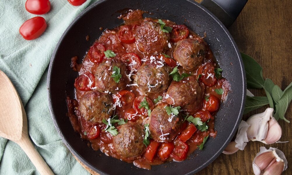 Polpette di carne di manzo al sugo di pomodoro condite con formaggio e basilico