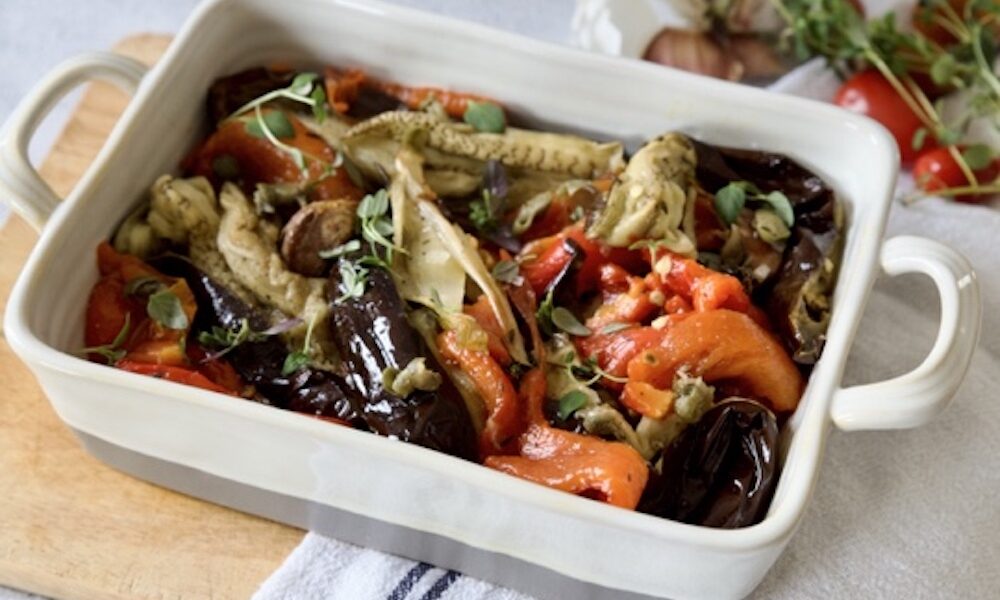 Baked aubergines and peppers with thyme and garlic