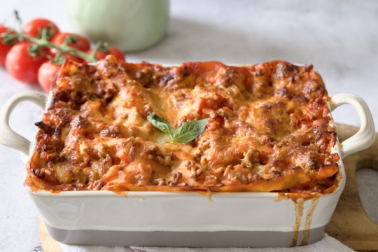 lasagna senza glutine con foglie di basilico