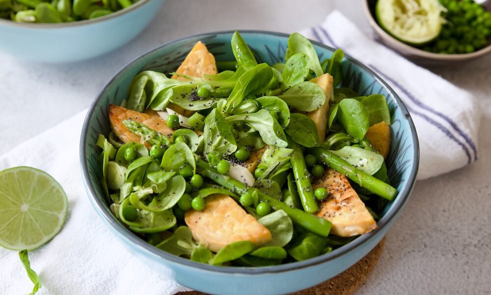 Insalata di piselli e tempeh con salsa al lime