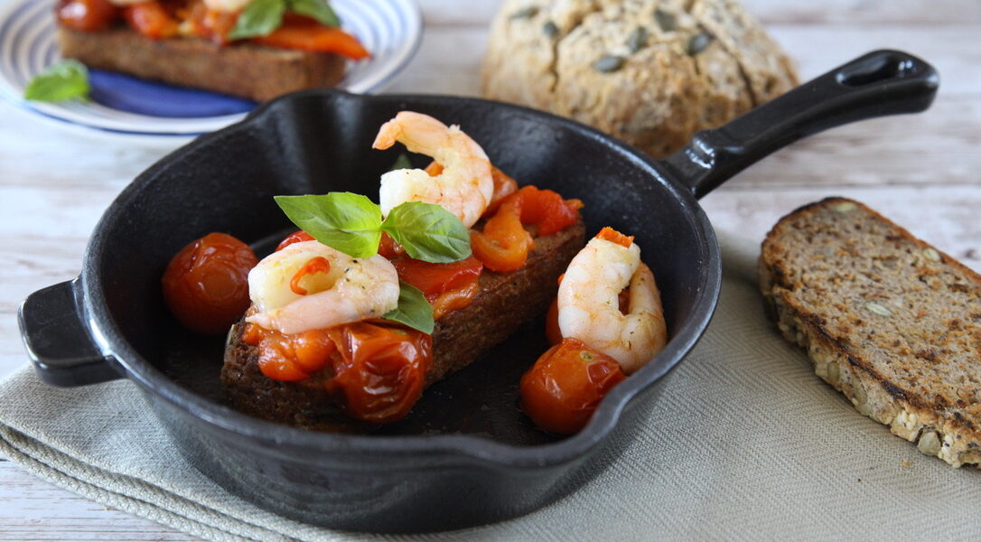 bruschetta peperoni, pomodori e gamberi