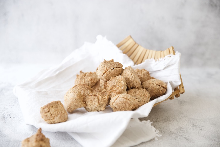 Brutti ma buoni in un cesto rivestito con un tovagliolo di lino bianco